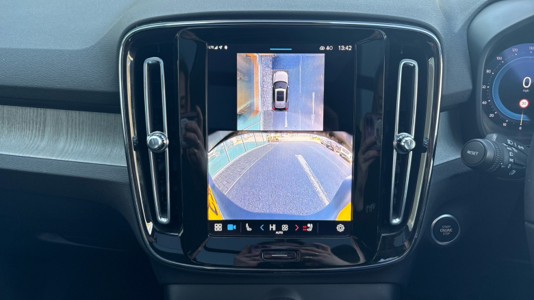 Volvo XC40 2.0 B4P Ultra Dark 5dr Auto Petrol Estate